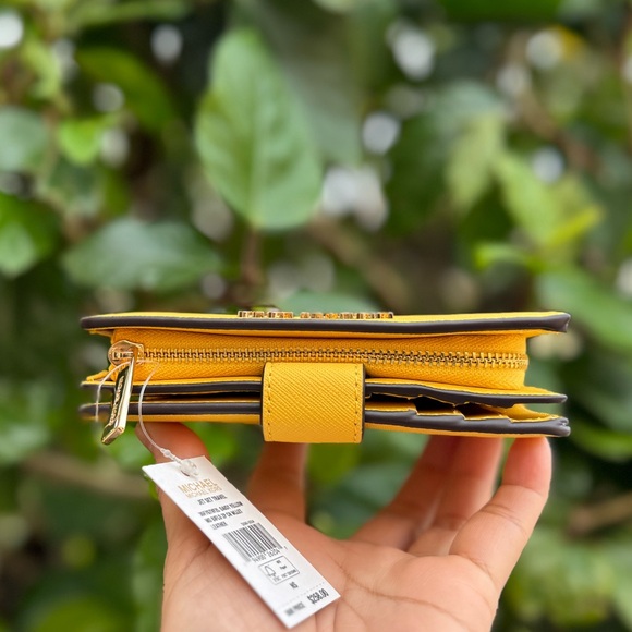 Michael Kors Jet Set Travel Bifold Wallet Daisy Yellow - Picture 4 of 14